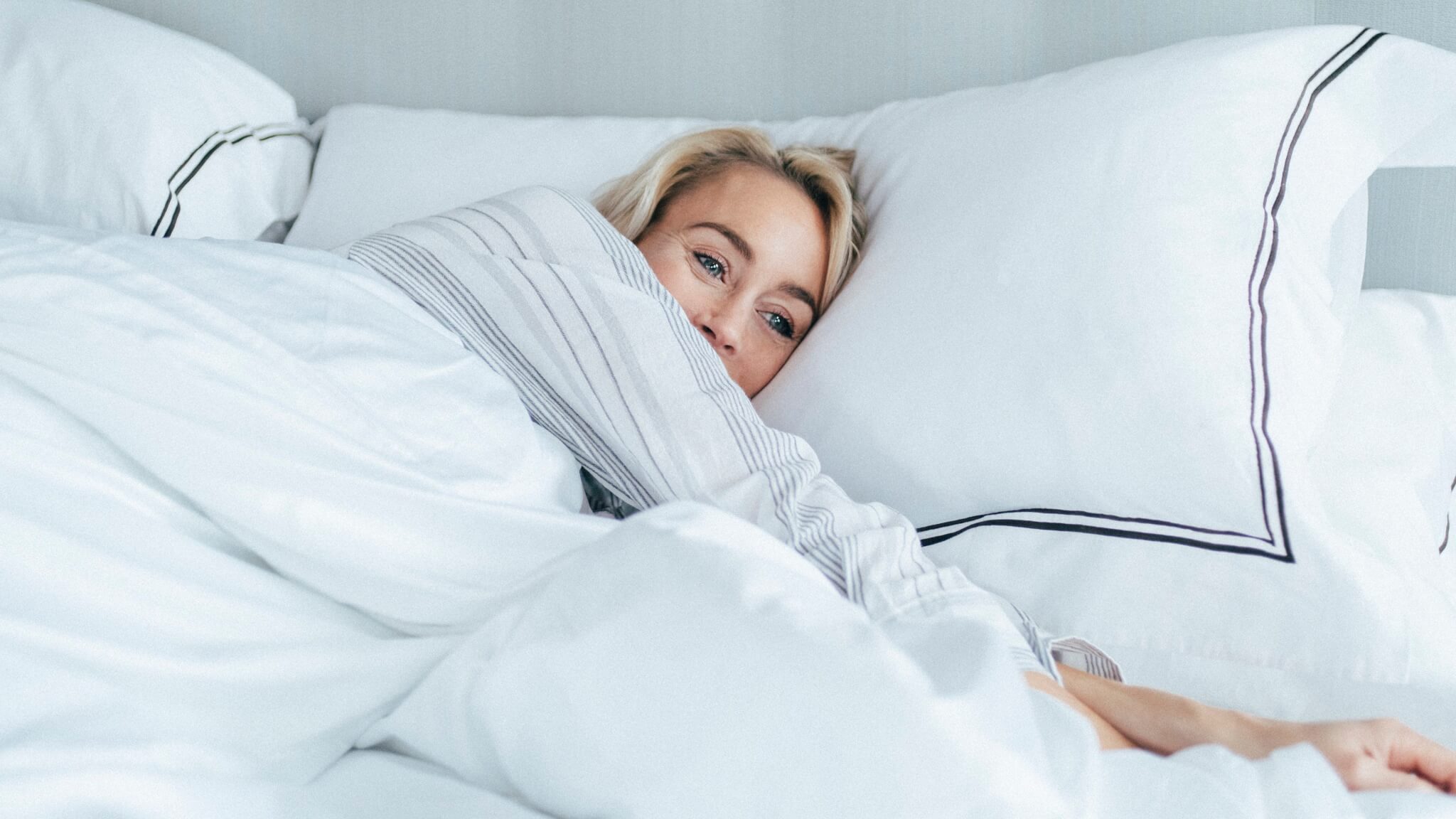 Dame entspannt auf einem Savoir Bett